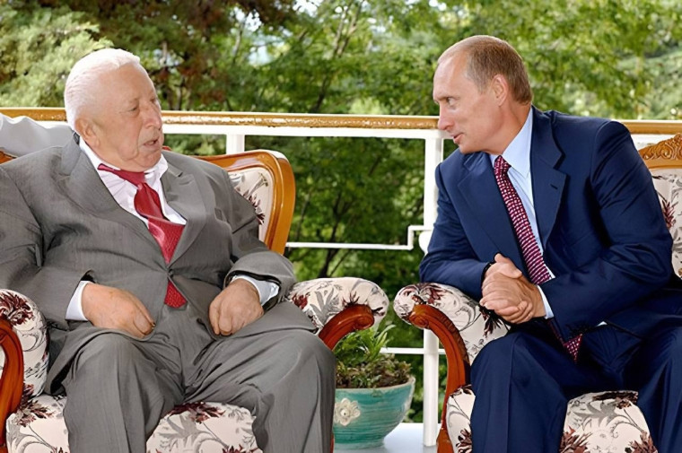 Расул Гамзатов и президент РФ Владимир Владимирович Путин.